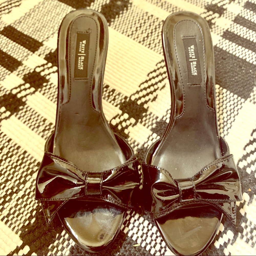 WHBM NWT black sandals with bows